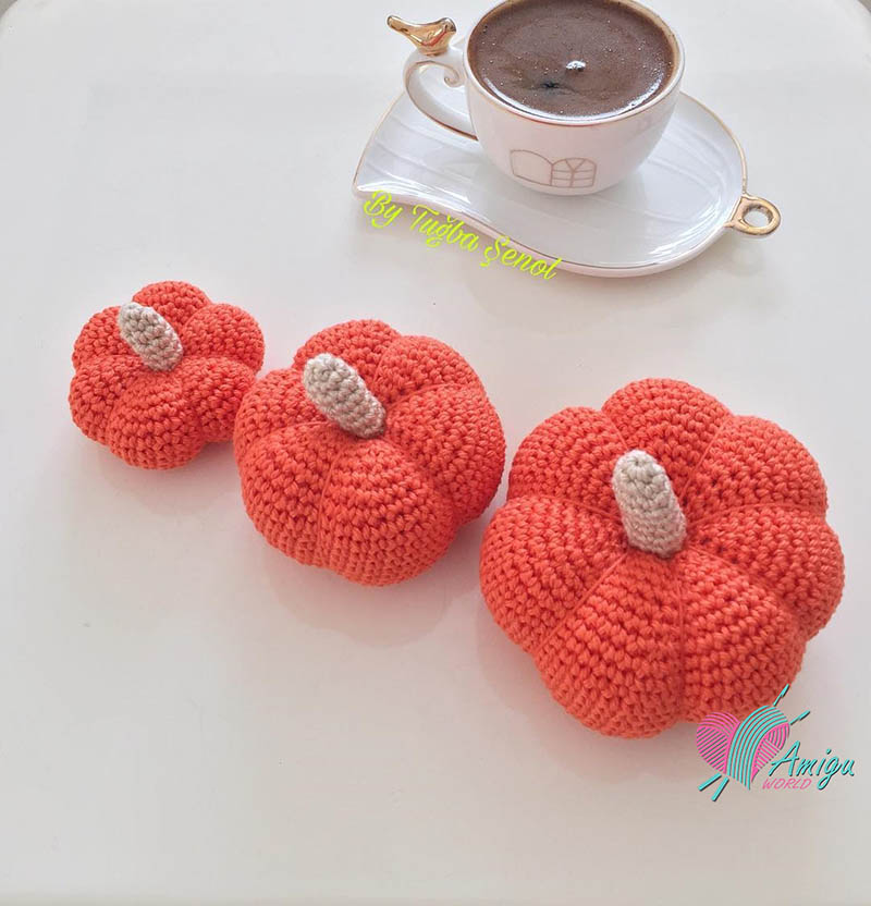 Pumpkin keychain amigurumi