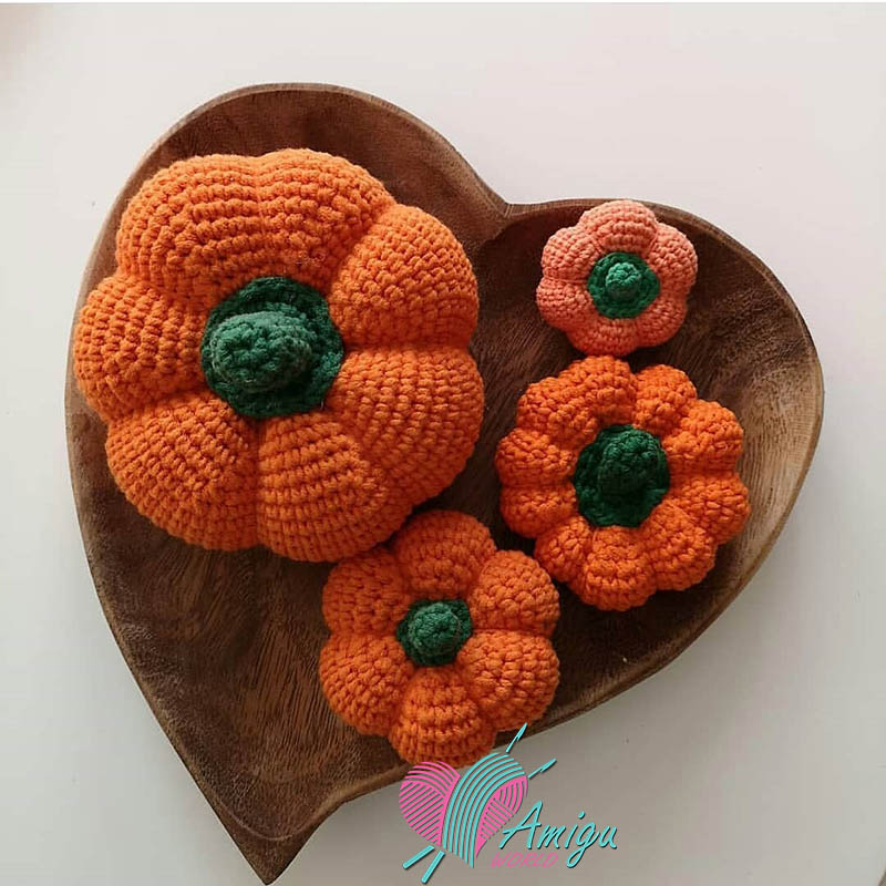 Pumpkin keychain amigurumi