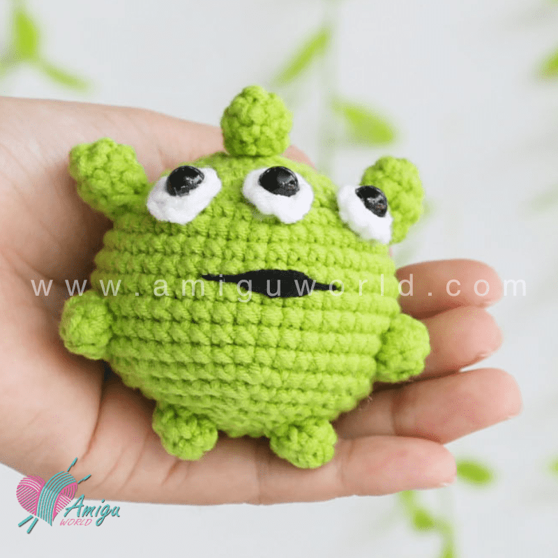 Amigurumi Green Ailen - Free Crochet pattern by AmiguWorld