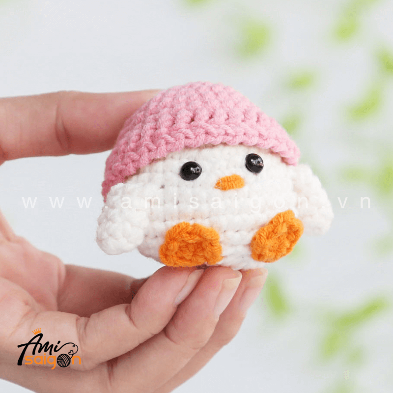Móc khóa gà con đội nón bằng len amigurumi - Chart móc miễn phí @amisaigonvn