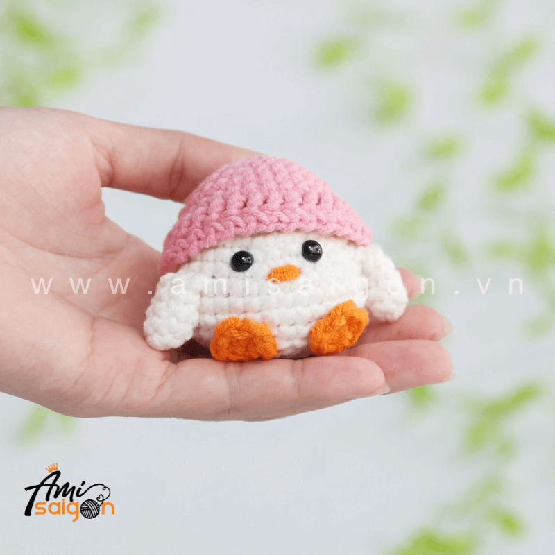 Móc khóa gà con đội nón bằng len amigurumi - Chart móc miễn phí @amisaigonvn