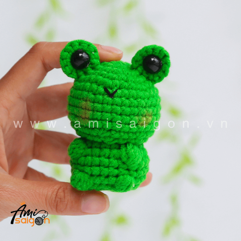 Small frog amigurumi crochet pattern idea for keychains and handmade gifts