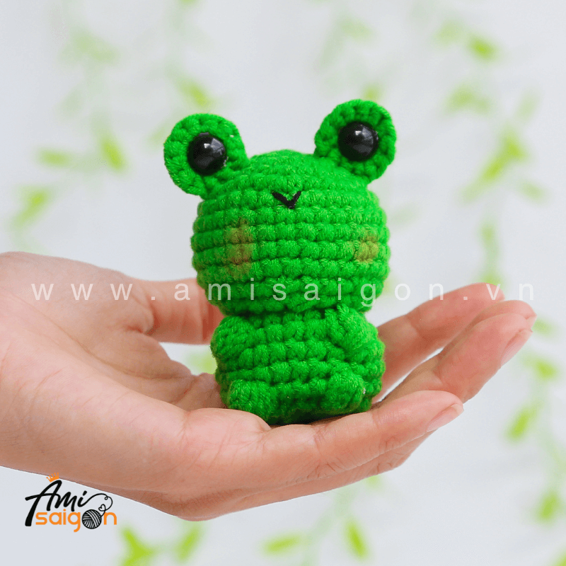 Small frog amigurumi crochet pattern idea for keychains and handmade gifts