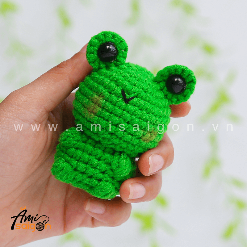 Small frog amigurumi crochet pattern idea for keychains and handmade gifts