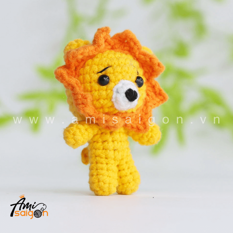 Bé sư tử móc len màu vàng cam