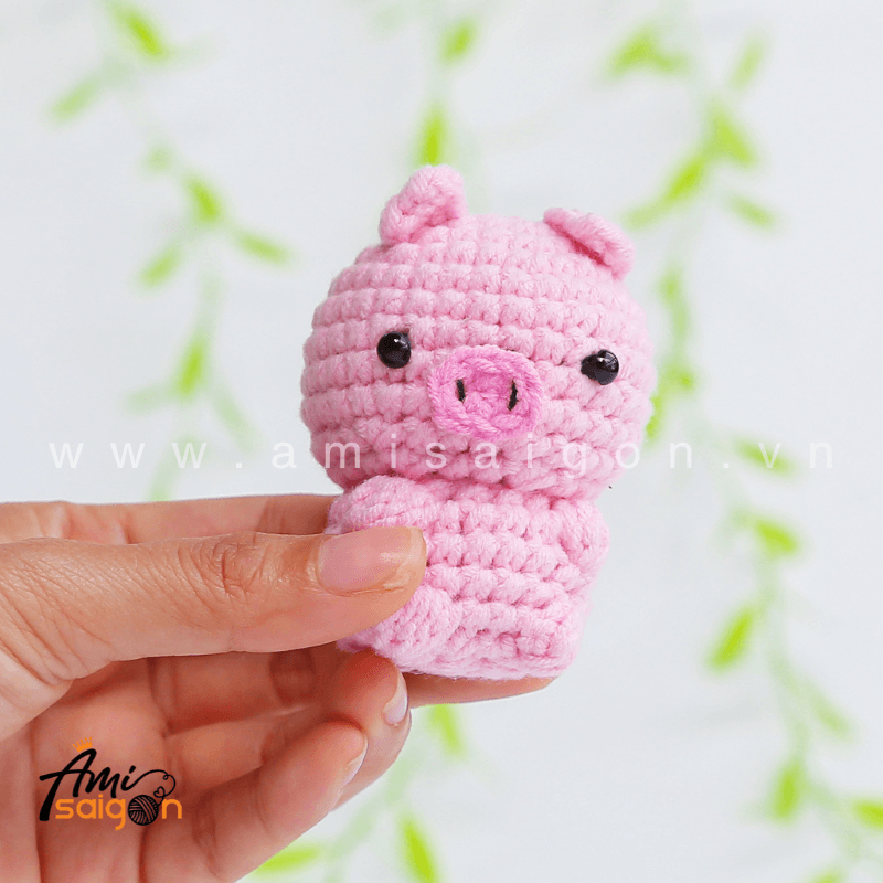 Small pig amigurumi crochet body detail