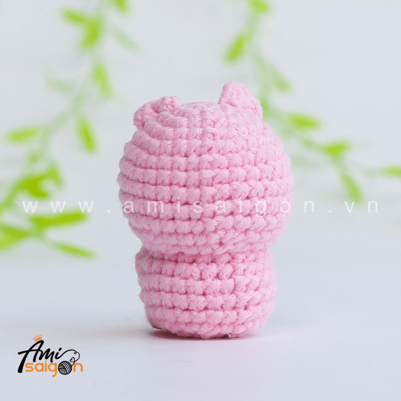 No sew pig amigurumi back view crochet pattern