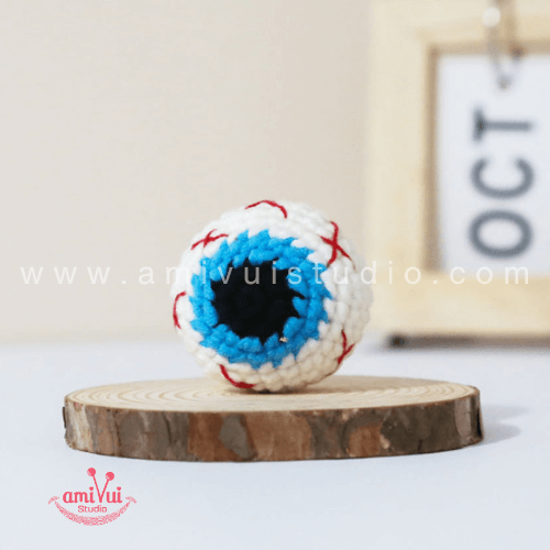 Free Spooky Amigurumi Eyeball Crochet Pattern